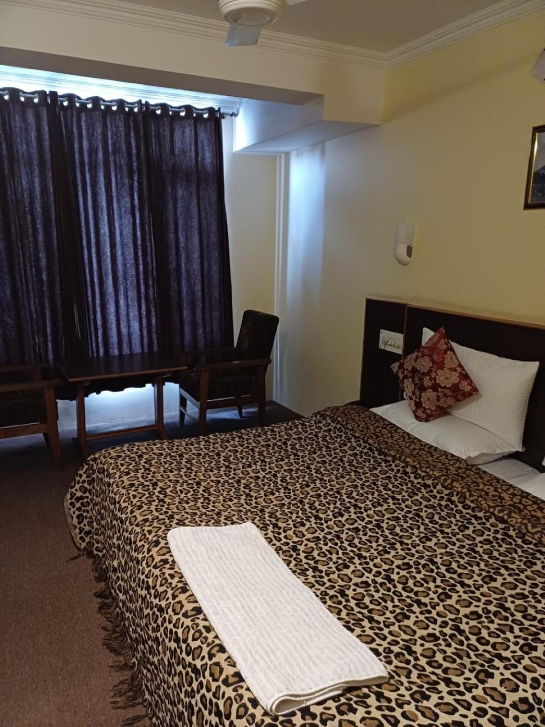 Hotel Town Centre , Srinagar Екстериор снимка