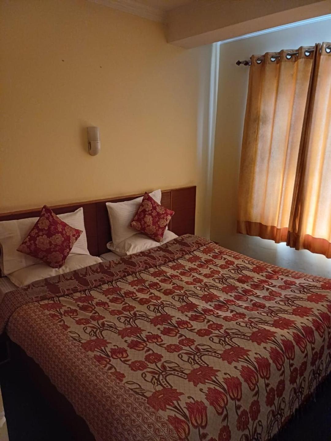Hotel Town Centre , Srinagar Екстериор снимка